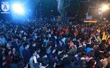 Bất chấp mưa rét, hàng vạn người chen chân xin ấn ở đền Trần